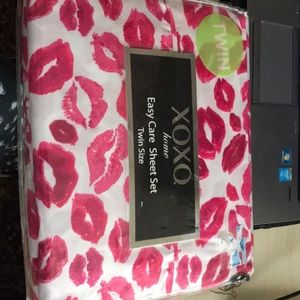 Twin sized bed sheets with lip kisses